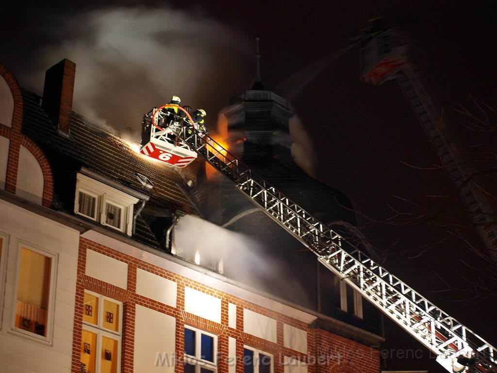 Feuer 3 Dachstuhlbrand Koeln Muelheim Gluecksburgstr P046.JPG